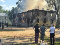 Пожар на Красном Октябре - Сгорел очередной расселённый дом на ул.Пушкина