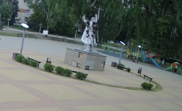 ОБРАЩЕНИЕ К АДМИНИСТРАЦИИ г. КИРЖАЧ - Это центральная площадь города! Место где гуляют дети, рядом детская площадка. Посмотрите во что превратился памятник. Плитка отвалилась, торчат острые углы, все сыпется на глазах.