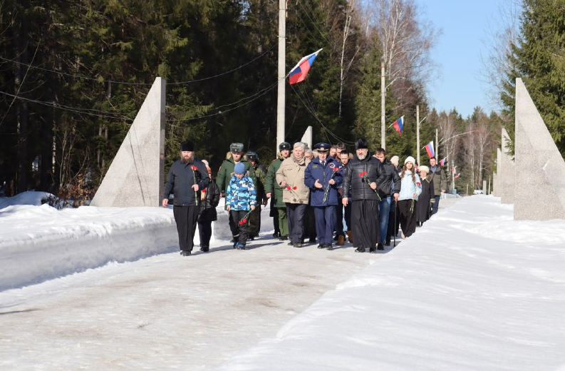 Возложение цветов к памятной стеле