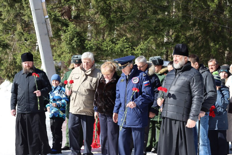 Возложение цветов к памятной стеле